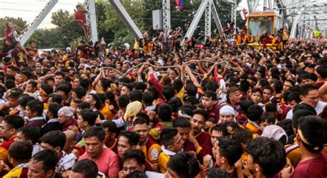 panoorin ang hibla|Hibla ng lubid sa Traslacion kinukuha ng ilang deboto.